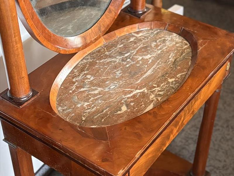 Antique vanity tables, the elegant gesture of vanity