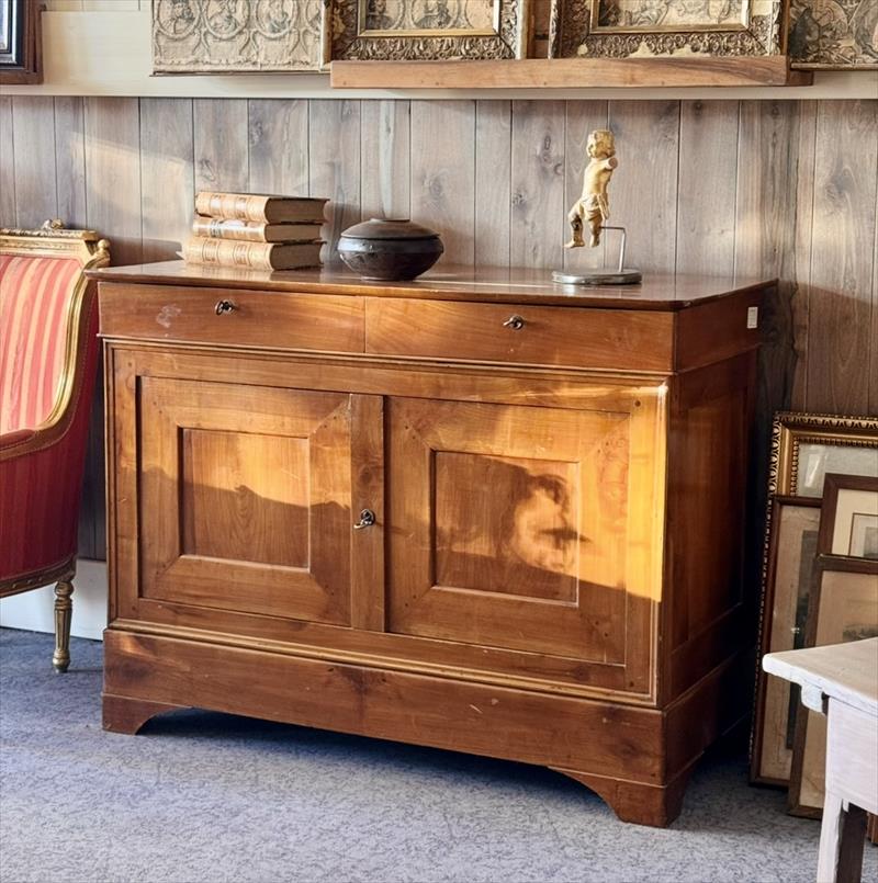 Credenza dell'Ottocento, sobria, autentica, di buona famiglia