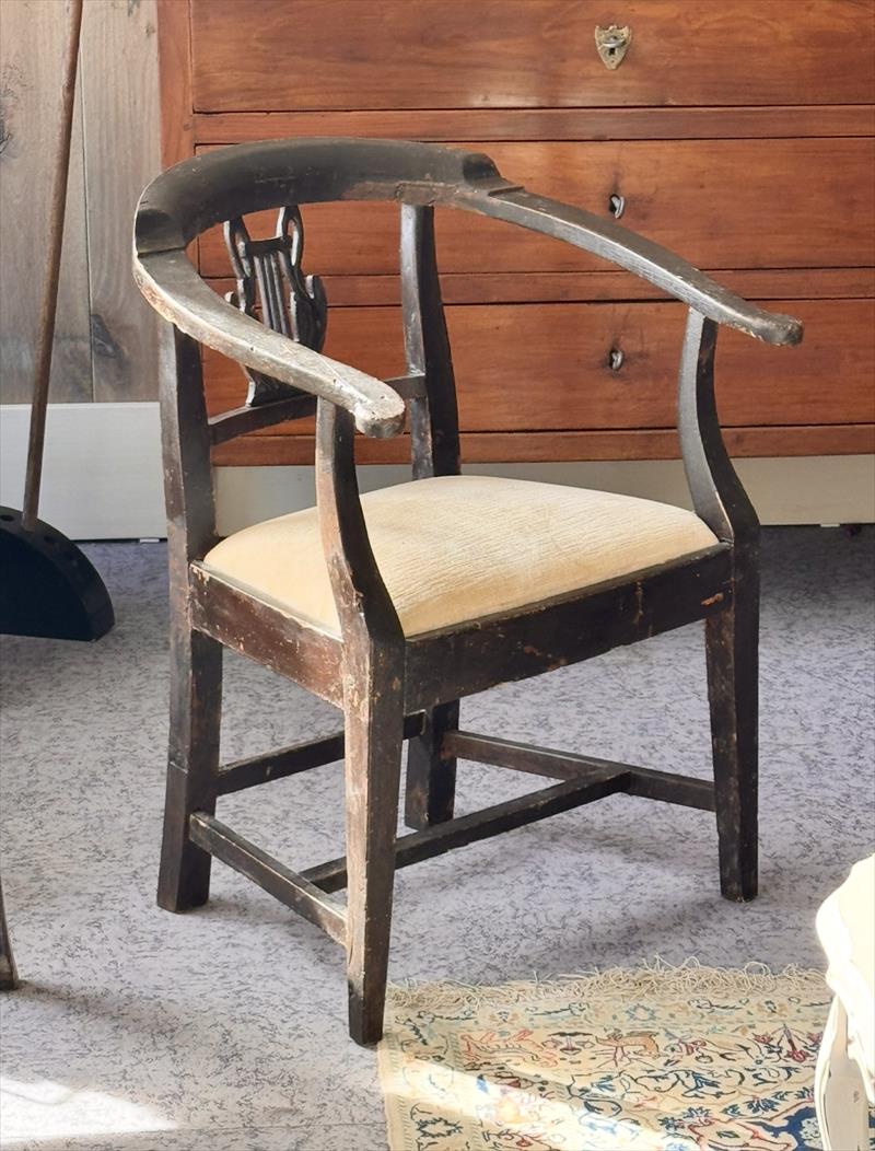 Poltroncina toscana, taglio neoclassico e patina