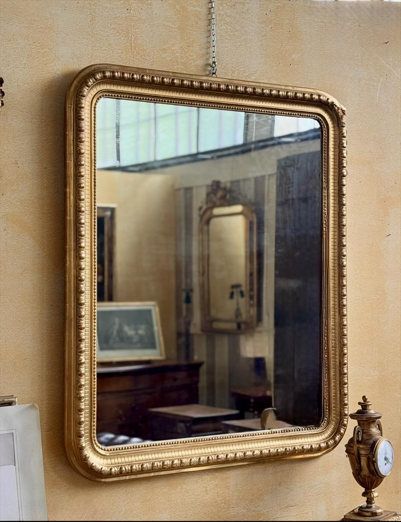 Specchiera dorata dell'Ottocento, angoli stondati