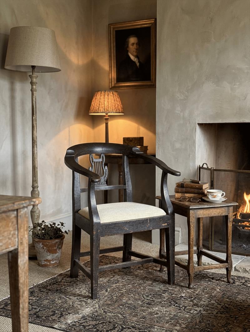 Poltroncina toscana, taglio neoclassico e patina