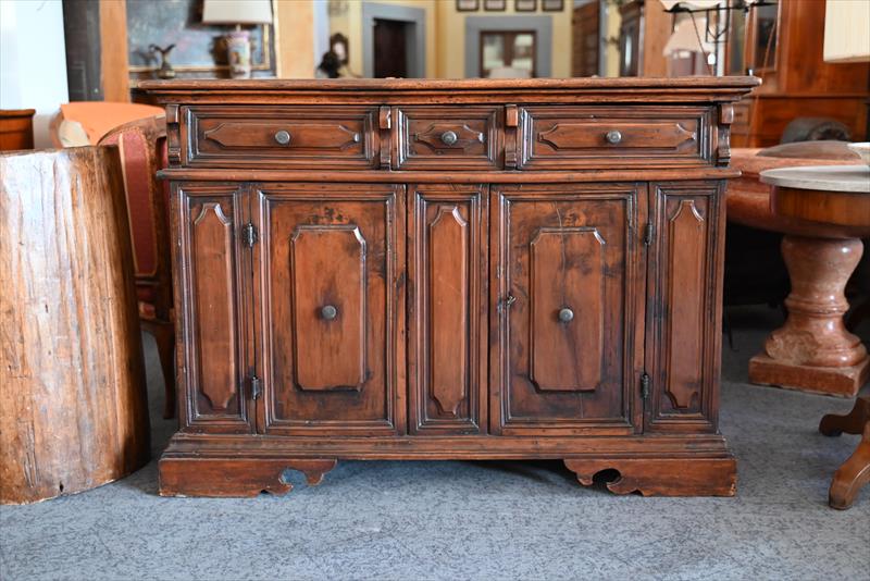 Credenza Tosco-emiliana del '600, in noce