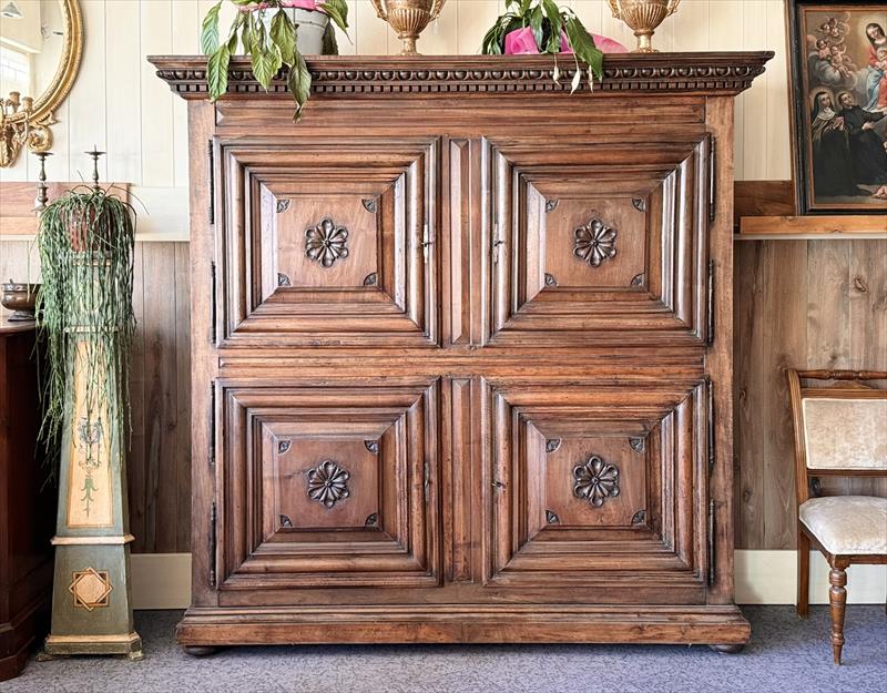 Historic Cabinet: Mastering the Art of Storage