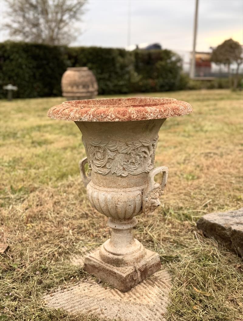 Coppia di vasi da giardino in ghisa laccata, Toscana, epoca '800