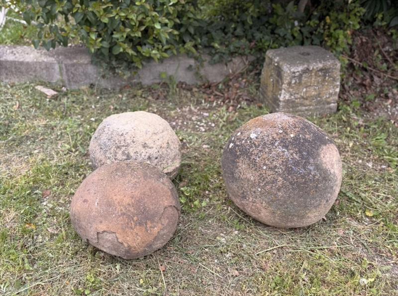 Palle in pietra, da catapulta. Epoca '600