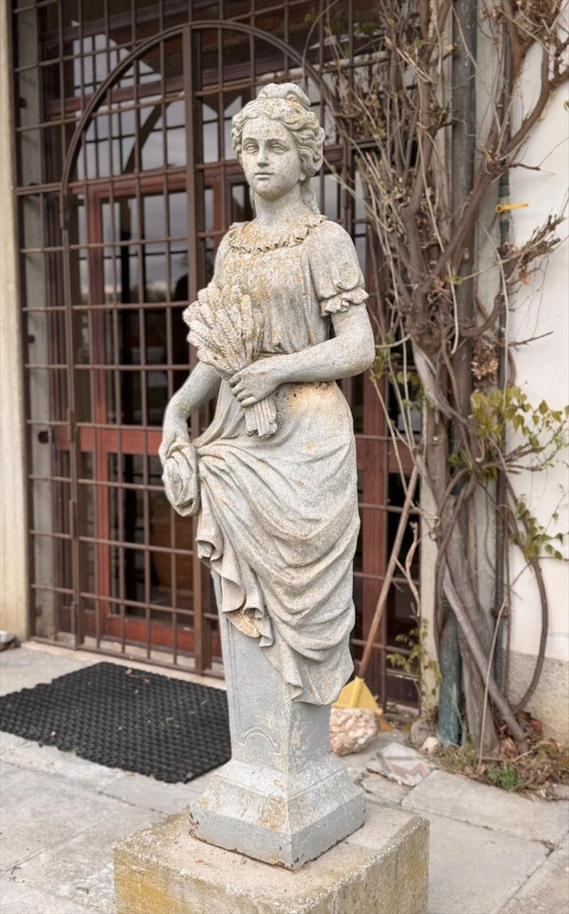 Coppia di statue dell'800 in ghisa laccata, allergorie dell' Estate e dell' Inverno