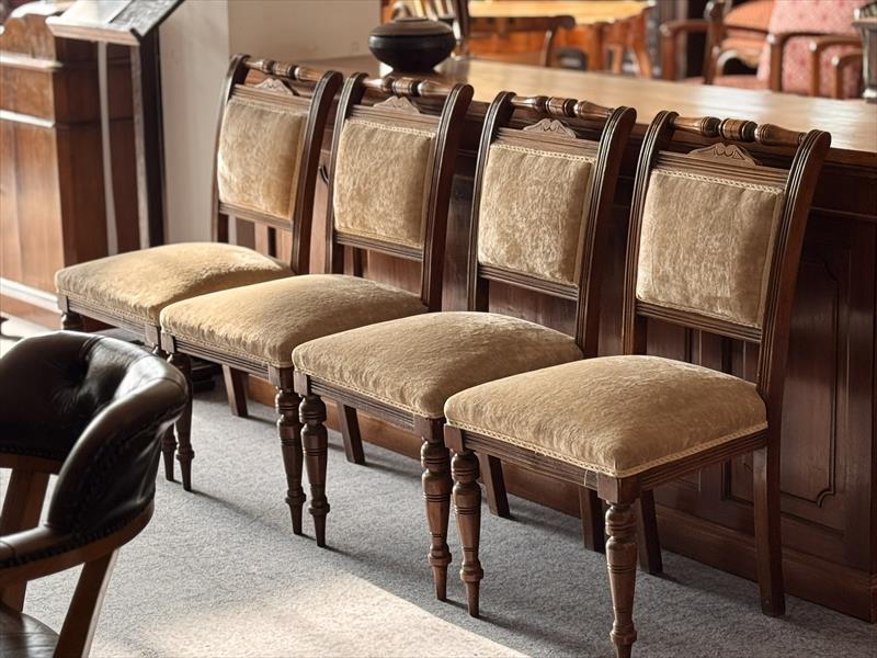 Quattro sedie Luigi Filippo, a tavola con eleganza e buone maniere