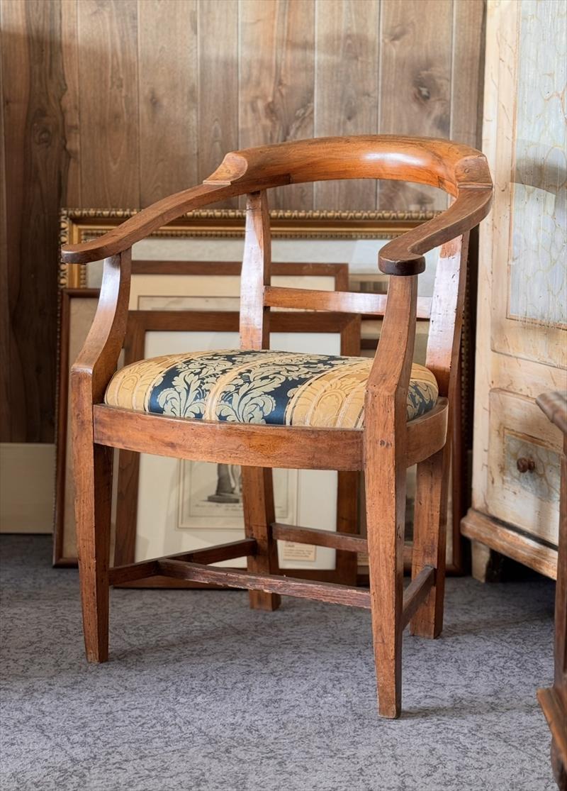 Tuscan armchair from the late 1700s, in cherrywood, Directoire period
