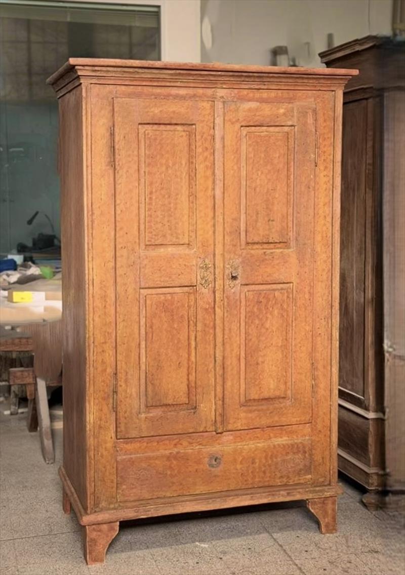 Cabinet in faux-grained fir – Central Italy, late 18th century