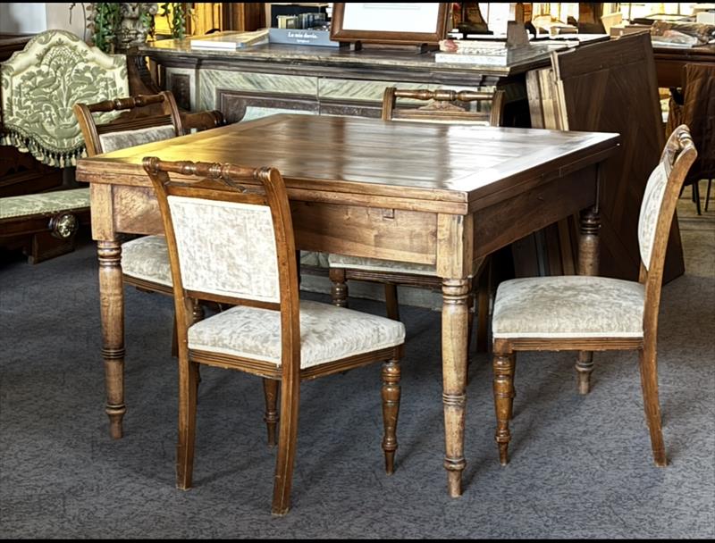 Un grande tavolo quadrato in noce, calore di casa antica