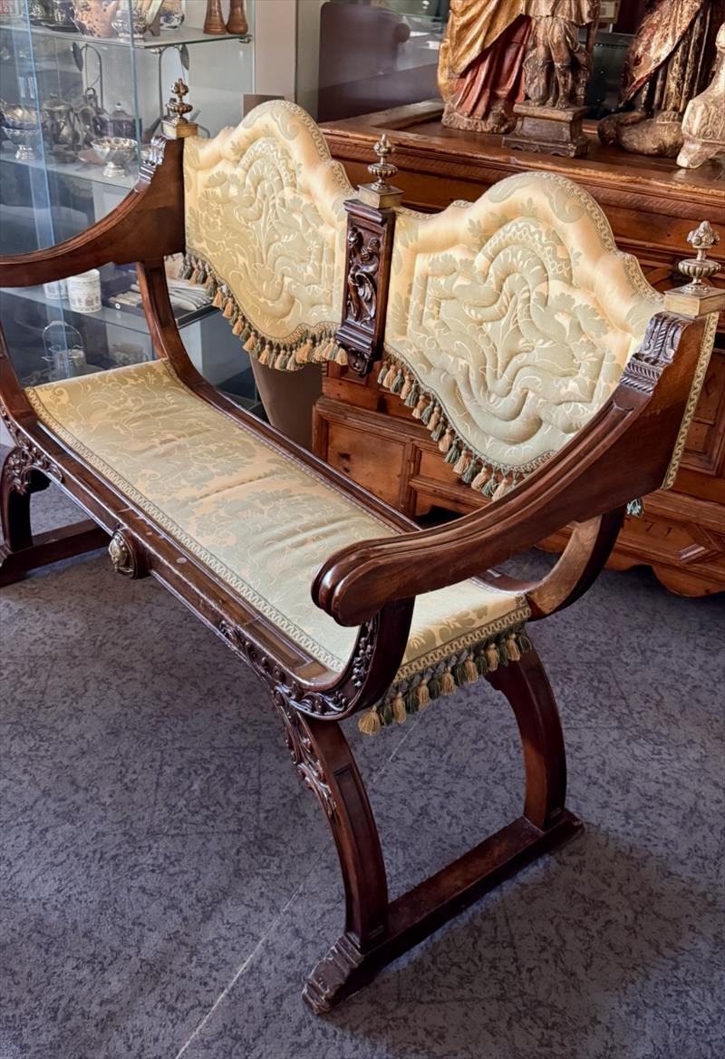 Divano faldistorio, un' antica seduta cerimoniale 