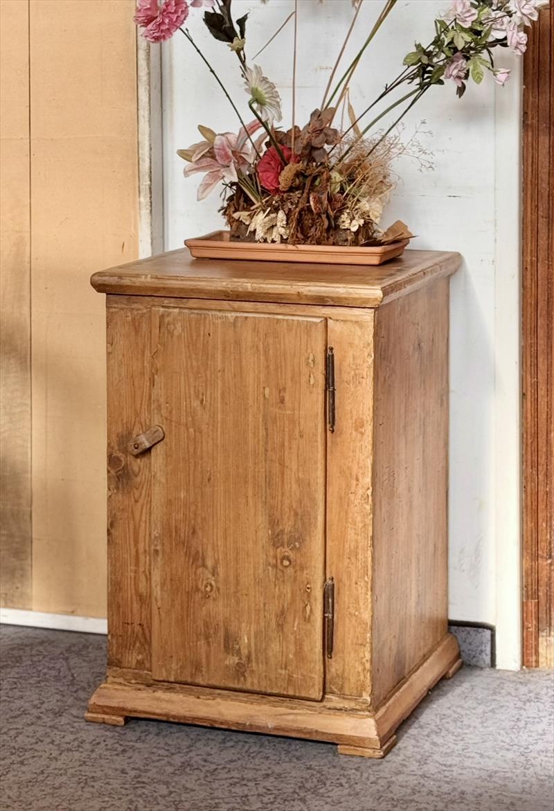 Credenzino d'Arte povera in pino. Umbria, inizi '800