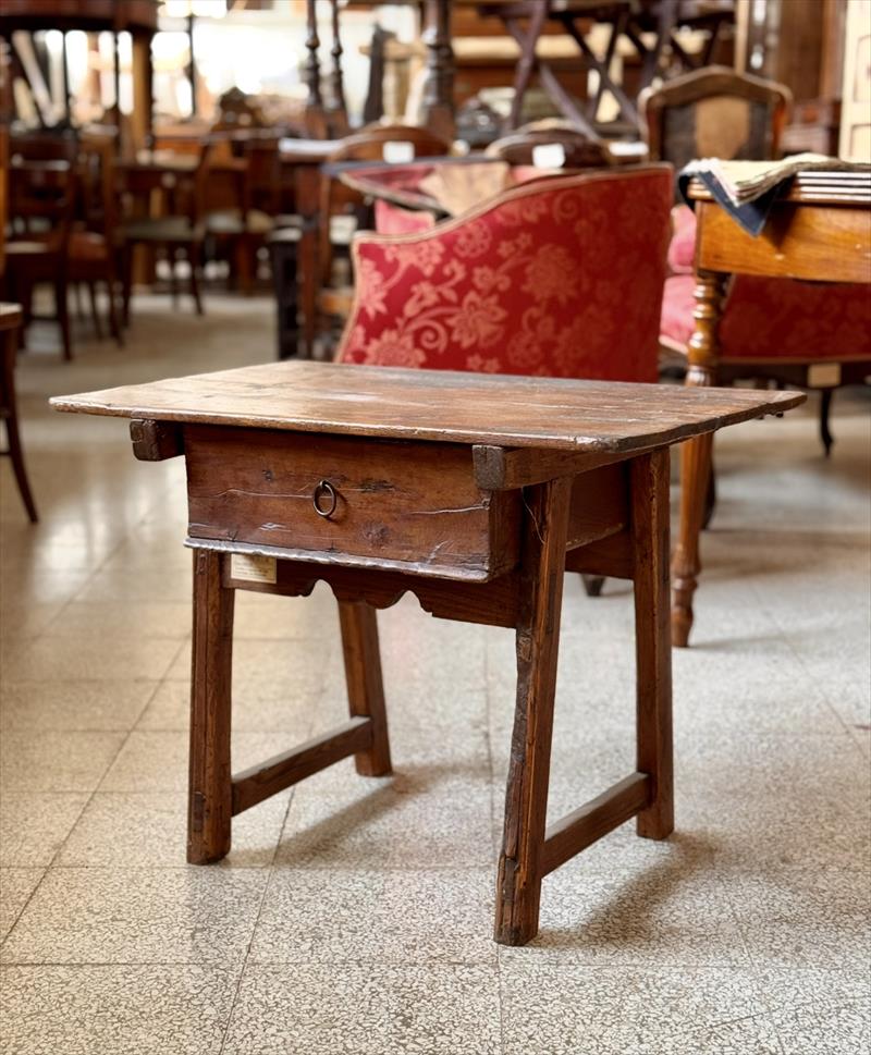 Tavolino a capretta, semplicità di campagna